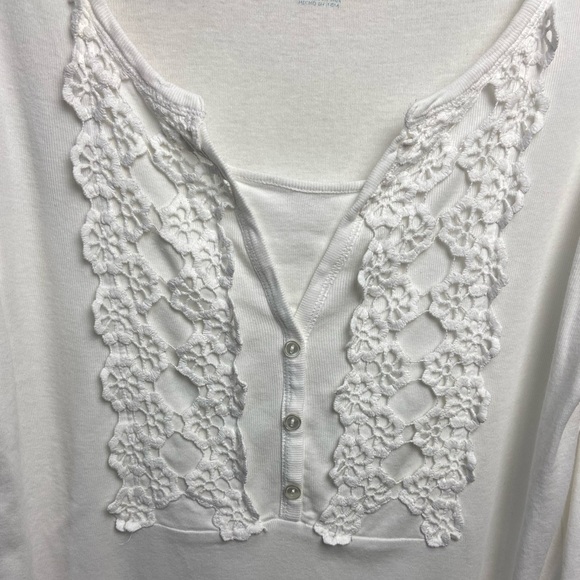 Lace bib faux Henley with 3/4 turn back sleeves - Picture 5 of 8